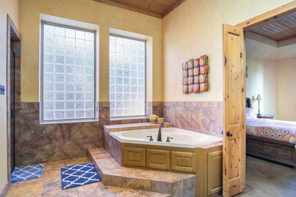 דאלאס Texas Ranch House With 5 Bedroom And Fish Pond מראה חיצוני תמונה